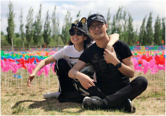 大佬聚餐！奶茶妹小鸟依人，章子怡气场依旧，