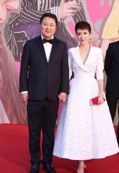 大佬聚餐！奶茶妹小鸟依人，章子怡气场依旧，