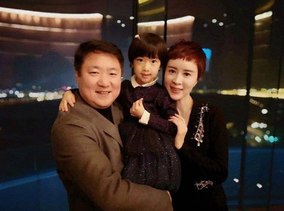 大佬聚餐！奶茶妹小鸟依人，章子怡气场依旧，