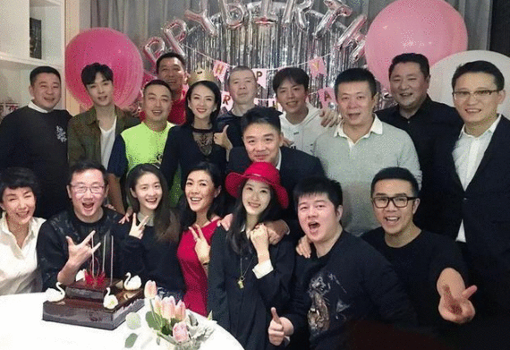 大佬聚餐！奶茶妹小鸟依人，章子怡气场依旧，