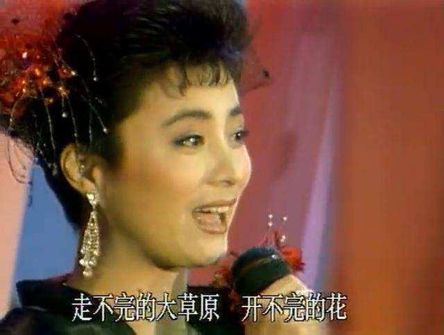 57岁李玲玉近况曝光，现身婚庆卖力演出，递话筒