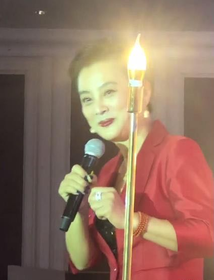 57岁李玲玉近况曝光，现身婚庆卖力演出，递话筒