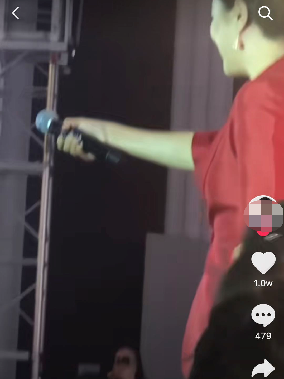 57岁李玲玉近况曝光，现身婚庆卖力演出，递话筒