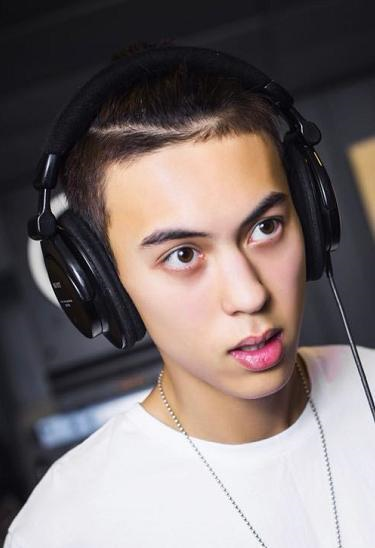 57岁李玲玉近况曝光，现身婚庆卖力演出，递话筒