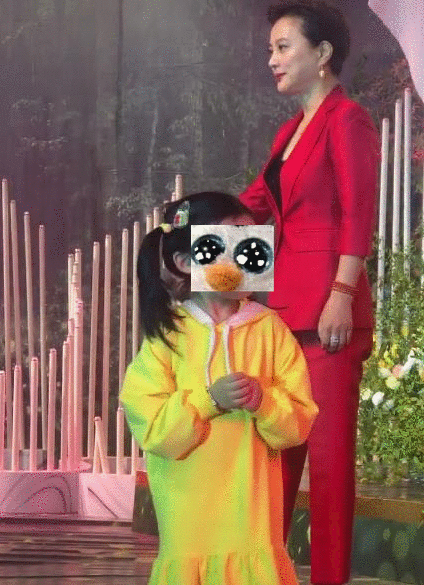 57岁李玲玉近况曝光，现身婚庆卖力演出，递话筒