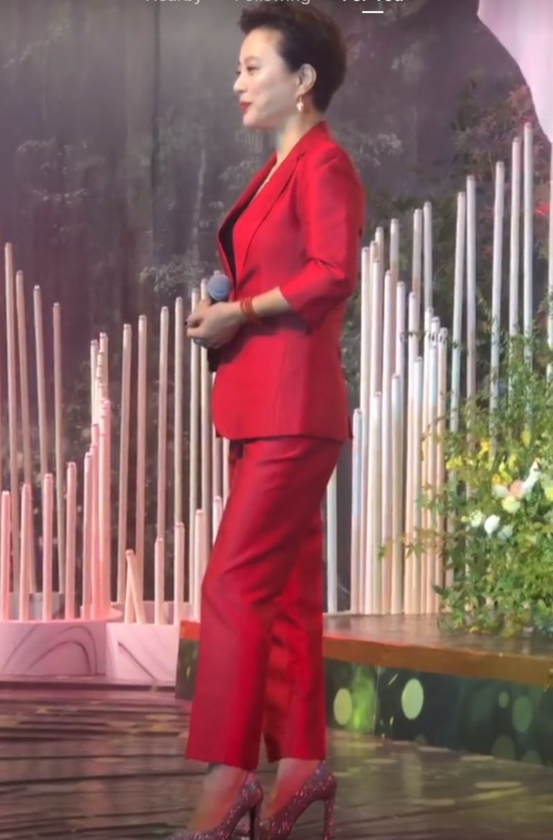 57岁李玲玉近况曝光，现身婚庆卖力演出，递话筒