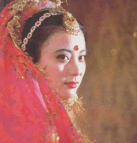 57岁李玲玉近况曝光，现身婚庆卖力演出，递话筒