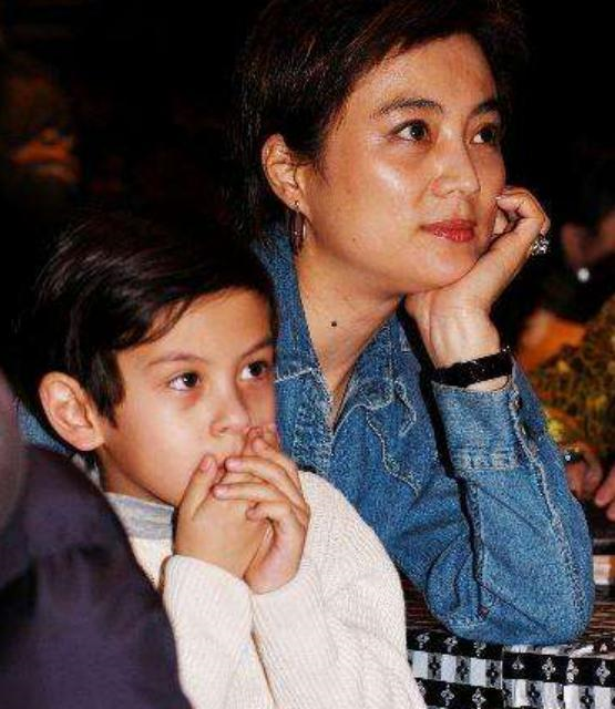 57岁李玲玉近况曝光，现身婚庆卖力演出，递话筒