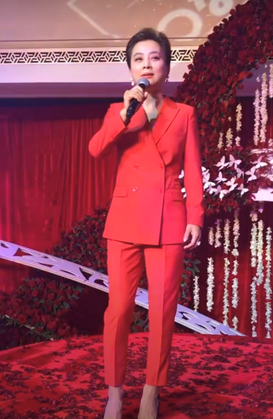 57岁李玲玉近况曝光，现身婚庆卖力演出，递话筒