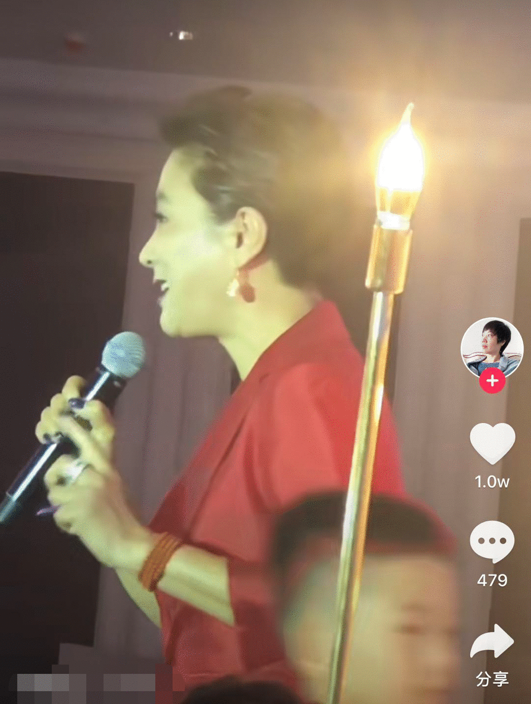 57岁李玲玉近况曝光，现身婚庆卖力演出，递话筒