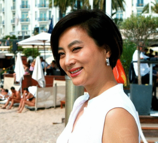 57岁李玲玉近况曝光，现身婚庆卖力演出，递话筒