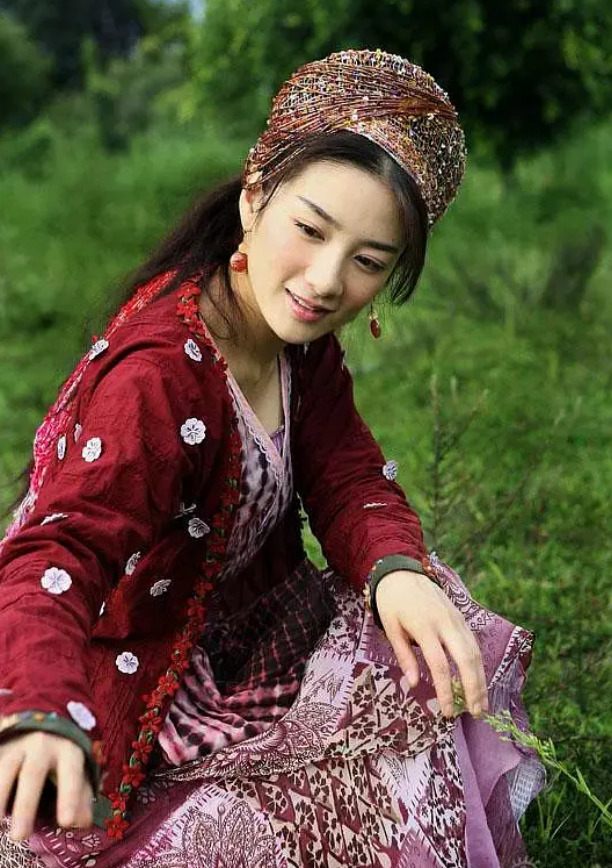 两代小燕子同框，赵薇眼睛真的好大，黄奕头好