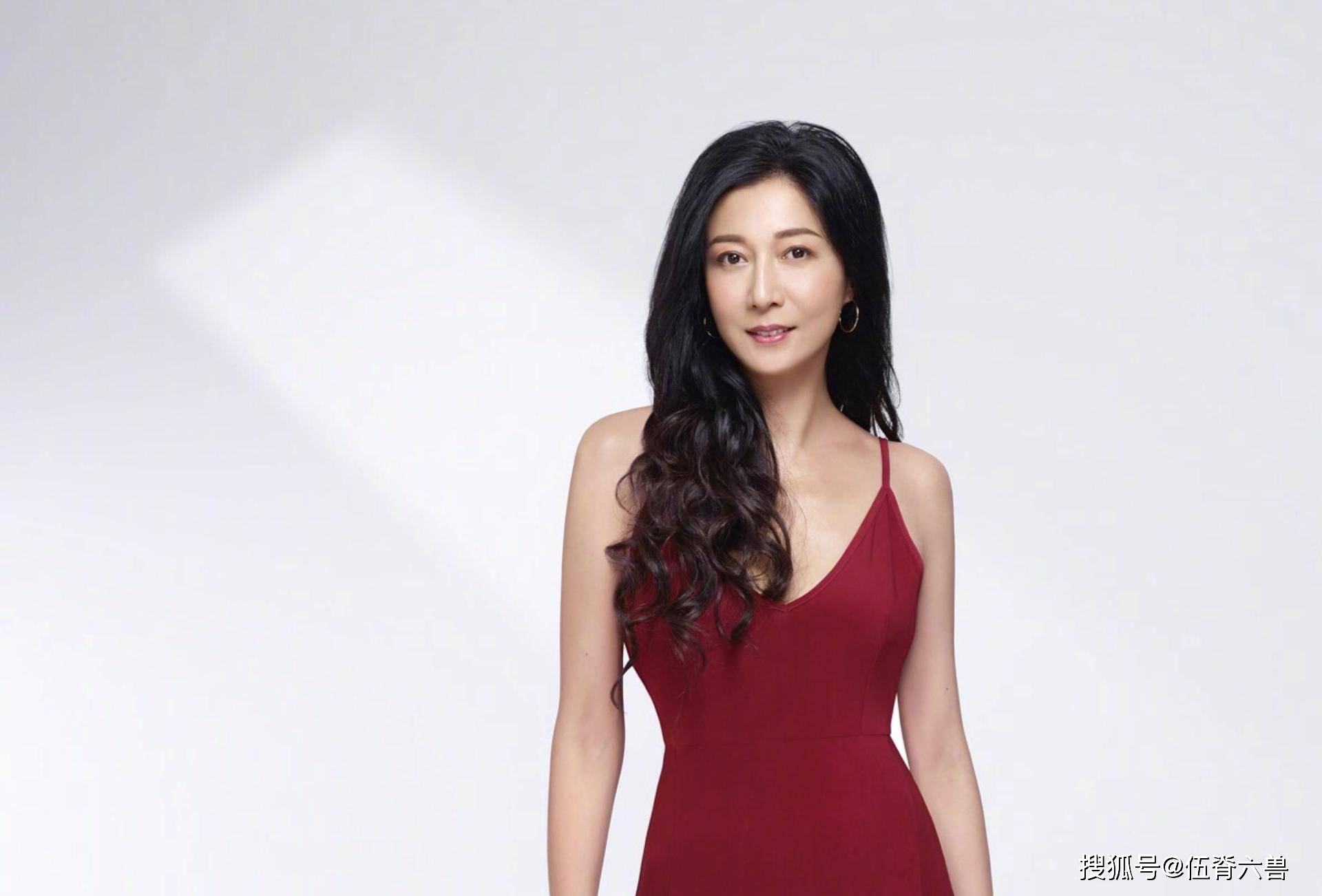 吴绮莉晒自己18岁旧照，一头短发超有灵气，网友