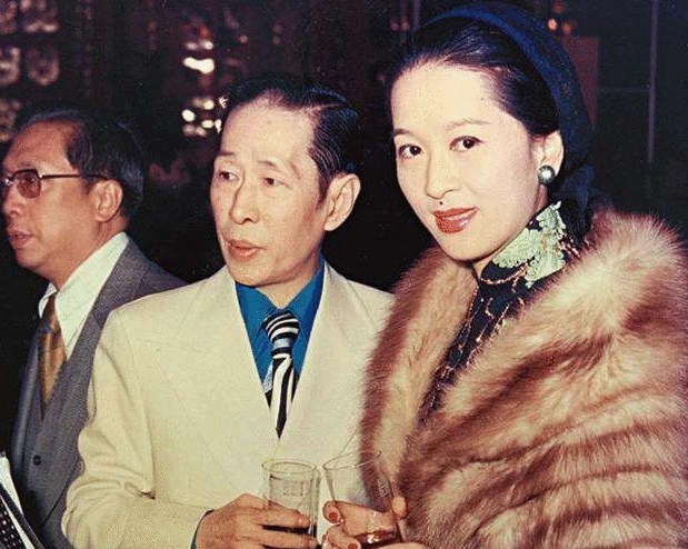 同居27年终上位，为丈夫终身穿塑身衣，为何4亿