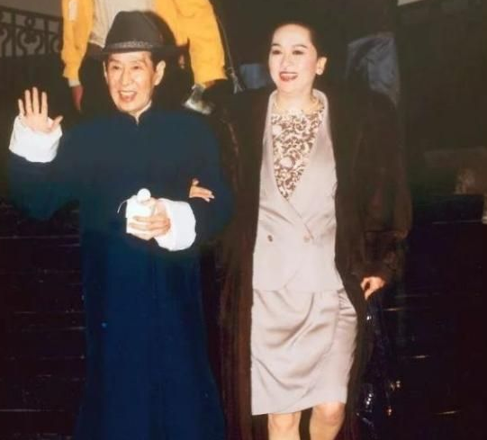 同居27年终上位，为丈夫终身穿塑身衣，为何4亿