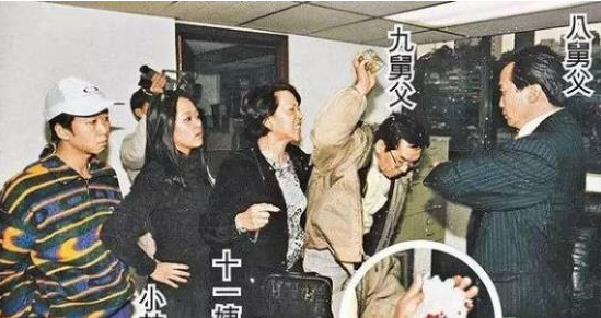 同居27年终上位，为丈夫终身穿塑身衣，为何4亿