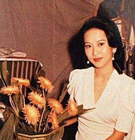 同居27年终上位，为丈夫终身穿塑身衣，为何4亿