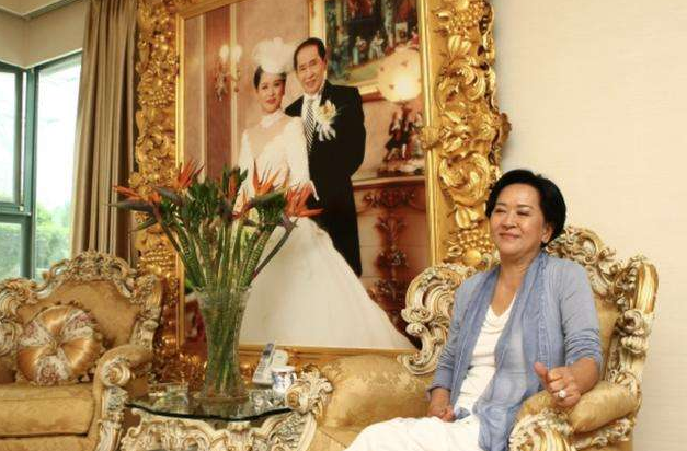 同居27年终上位，为丈夫终身穿塑身衣，为何4亿