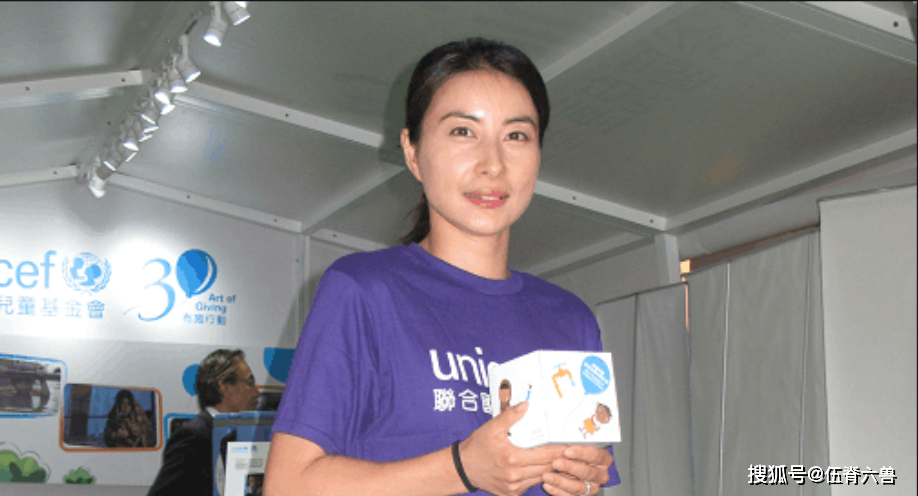 郭晶晶近照曝光，与霍启刚观看音乐会，打扮朴