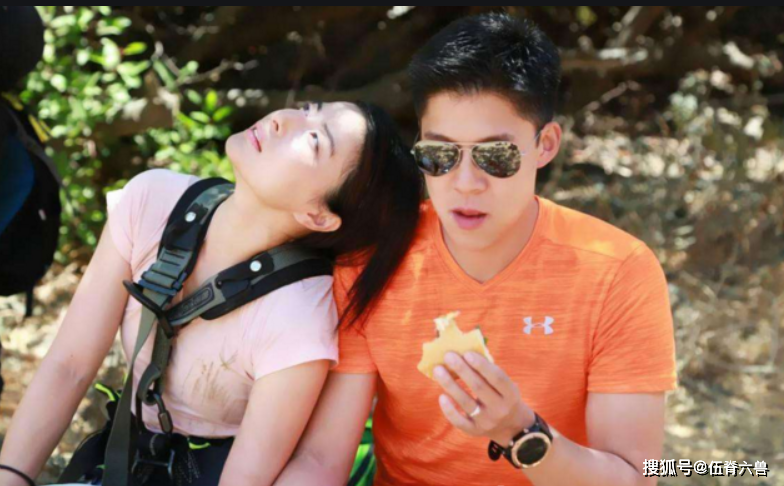 郭晶晶近照曝光，与霍启刚观看音乐会，打扮朴