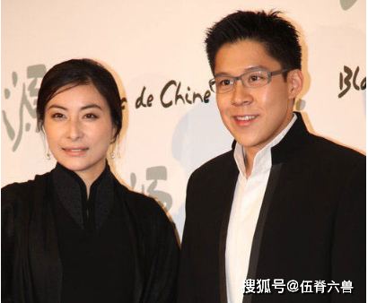 郭晶晶近照曝光，与霍启刚观看音乐会，打扮朴