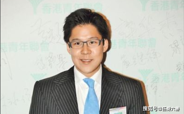 郭晶晶近照曝光，与霍启刚观看音乐会，打扮朴