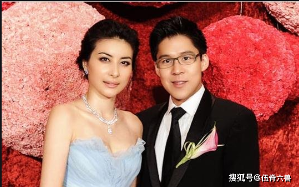 郭晶晶近照曝光，与霍启刚观看音乐会，打扮朴