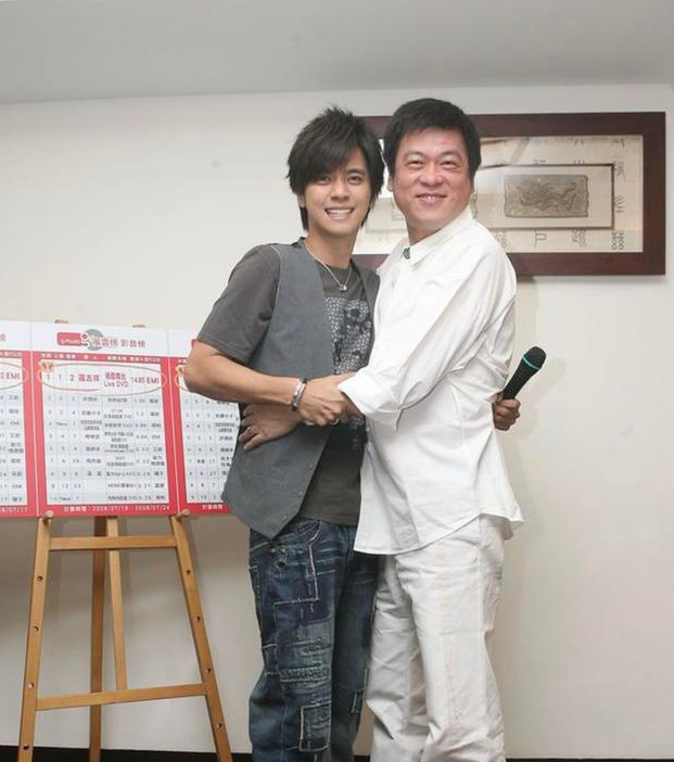 罗志祥前经纪人自曝走路困难，放疗伤到神经，