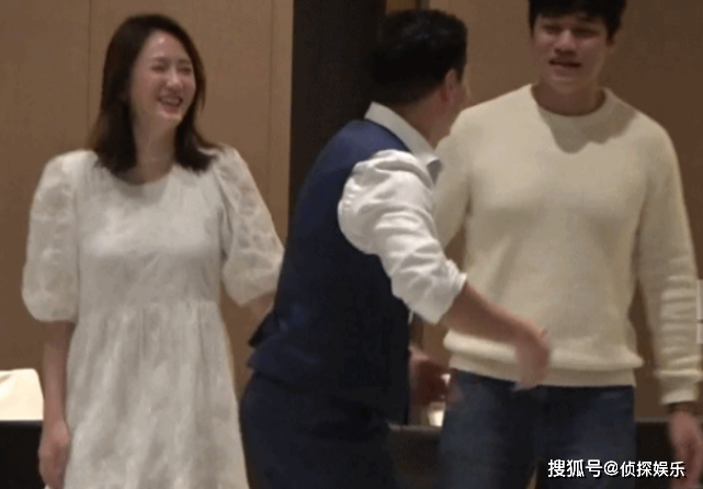 陈乔恩带男友与舒淇等小聚，两人当众贴脸合影