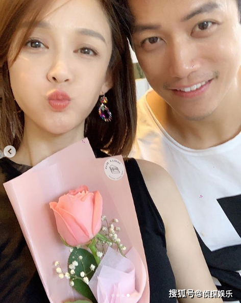 陈乔恩带男友与舒淇等小聚，两人当众贴脸合影