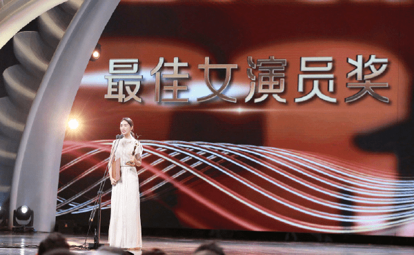 “争议”的宋茜、被主动公开的“刷票”，金鹰