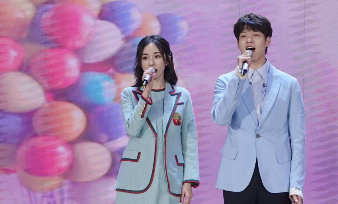 杨幂魏大勋晒同款视频，同做嘟嘴表情太甜，疑