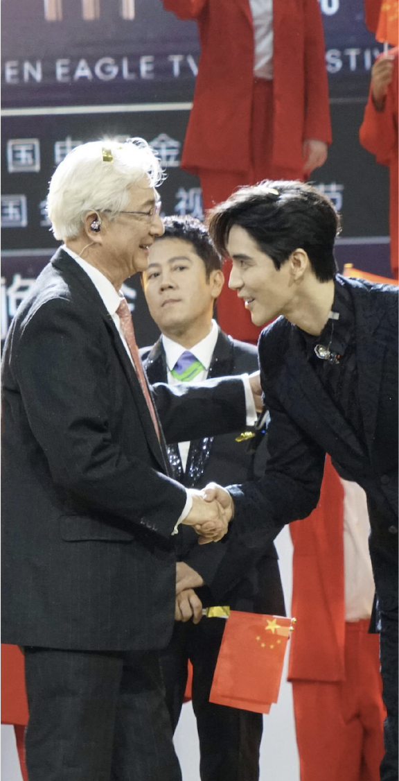 斜眼看人被发现!阿云嘎晒截图喊话蔡国庆:老