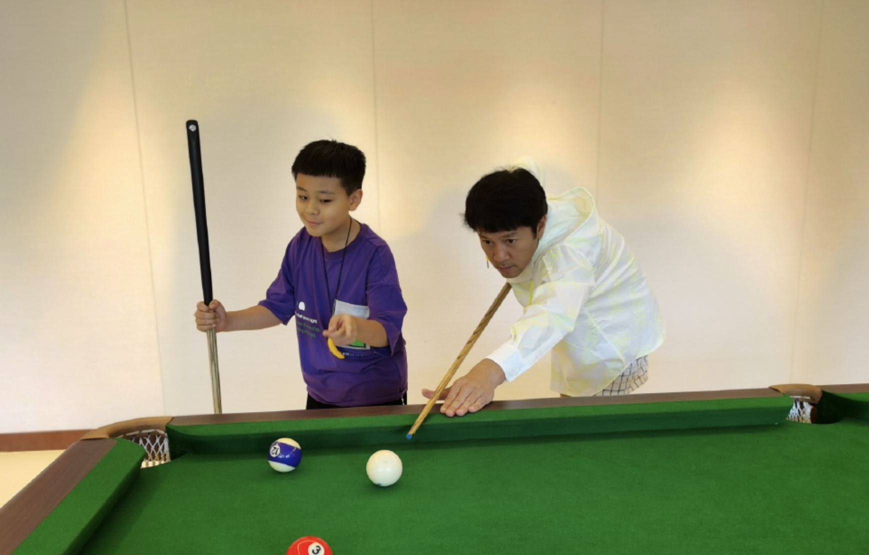 斜眼看人被发现!阿云嘎晒截图喊话蔡国庆:老