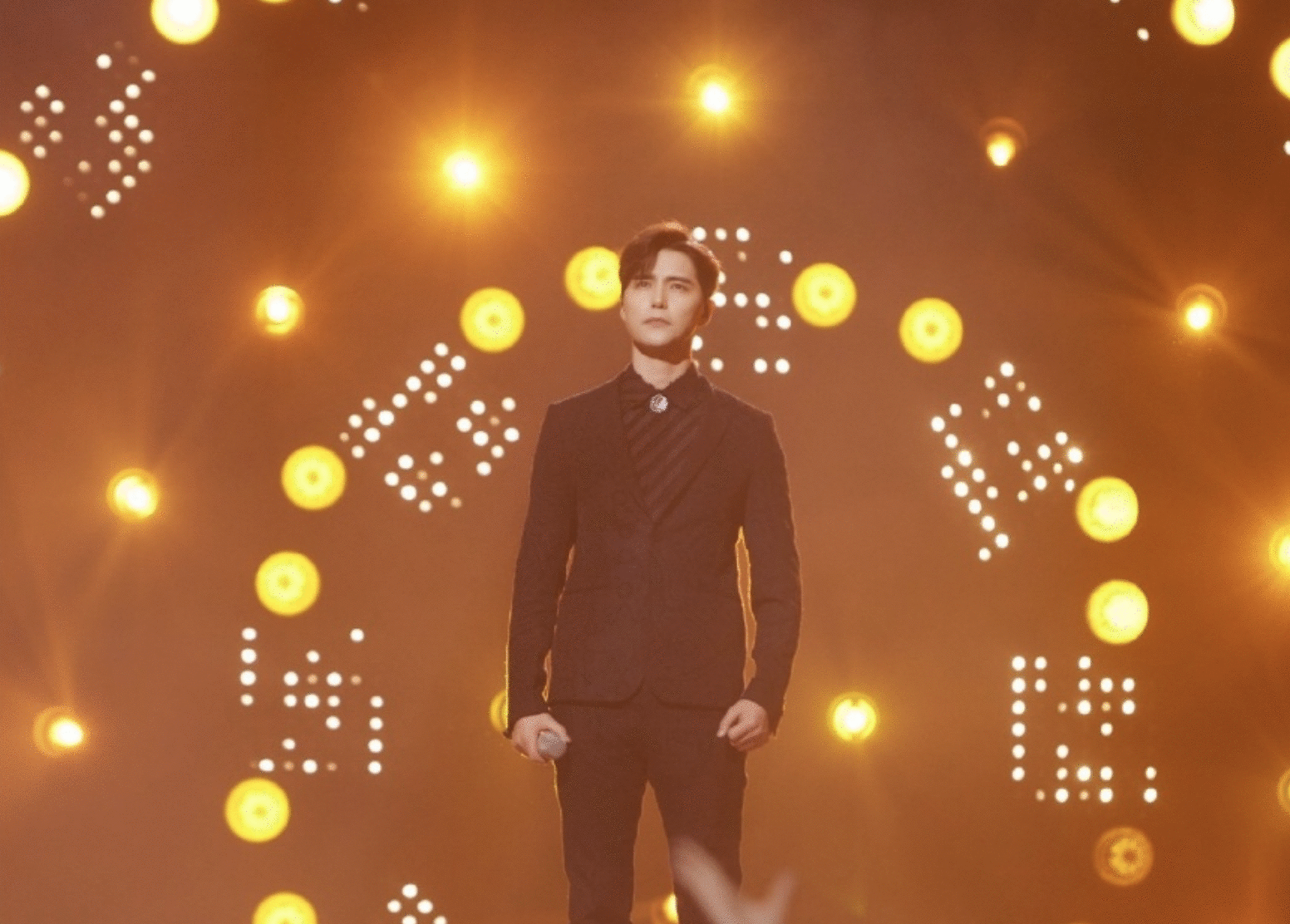 斜眼看人被发现!阿云嘎晒截图喊话蔡国庆:老