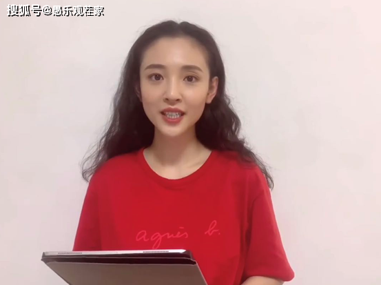 “初恋脸”吴倩近照曝光，额头泛光发际线后移