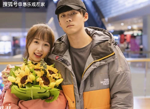 “初恋脸”吴倩近照曝光，额头泛光发际线后移