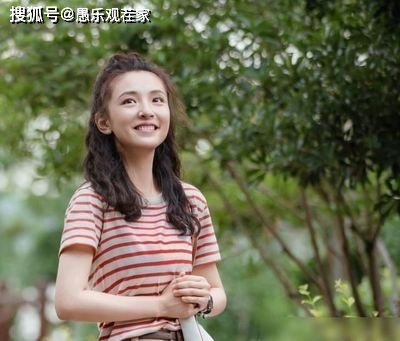 “初恋脸”吴倩近照曝光，额头泛光发际线后移