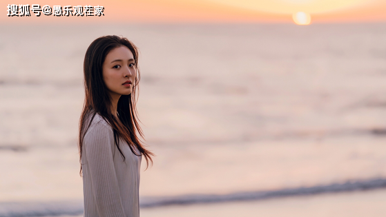 “初恋脸”吴倩近照曝光，额头泛光发际线后移