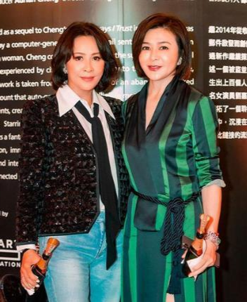 55岁刘嘉玲58岁关之琳同框，曾因男人断交5年，网