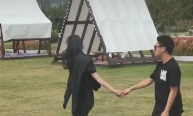 妇唱夫随！何猷君紧跟奚梦瑶换情头营业，高调