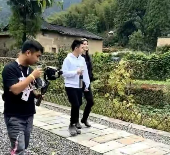 妇唱夫随！何猷君紧跟奚梦瑶换情头营业，高调