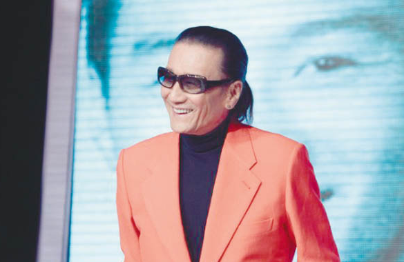 谢霆锋妈妈出门逛街，69岁穿一身粉红，与现任老