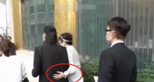 谢霆锋妈妈出门逛街，69岁穿一身粉红，与现任老