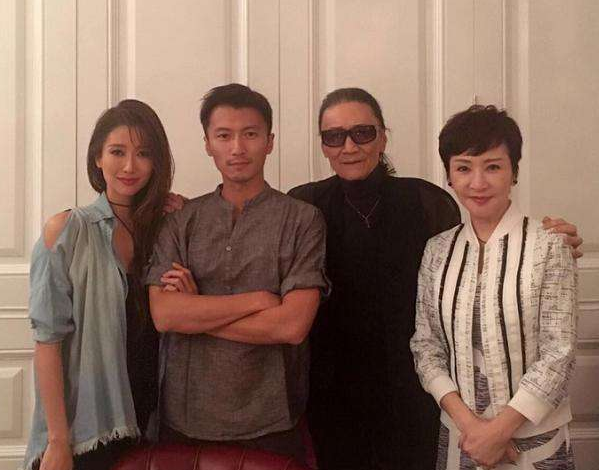 谢霆锋妈妈出门逛街，69岁穿一身粉红，与现任老