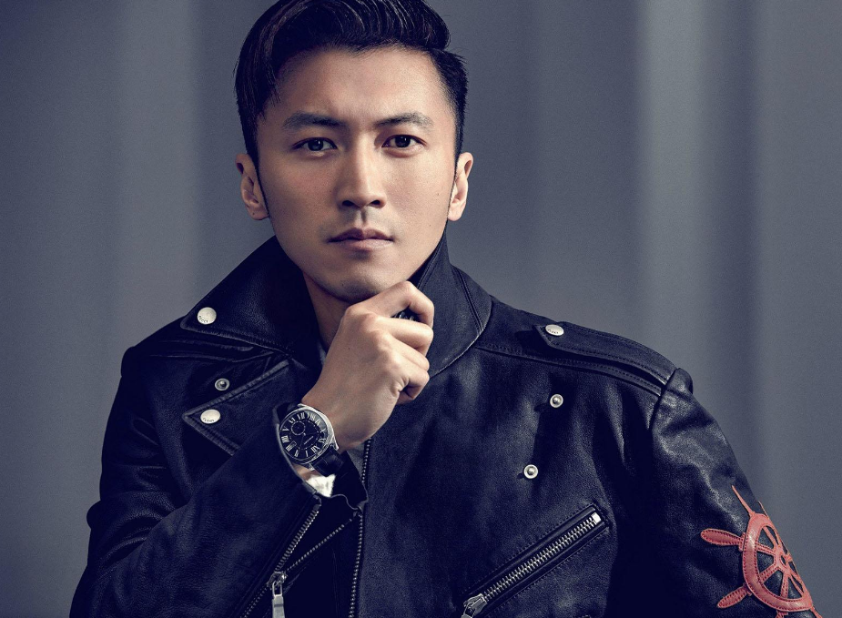 谢霆锋妈妈出门逛街，69岁穿一身粉红，与现任老