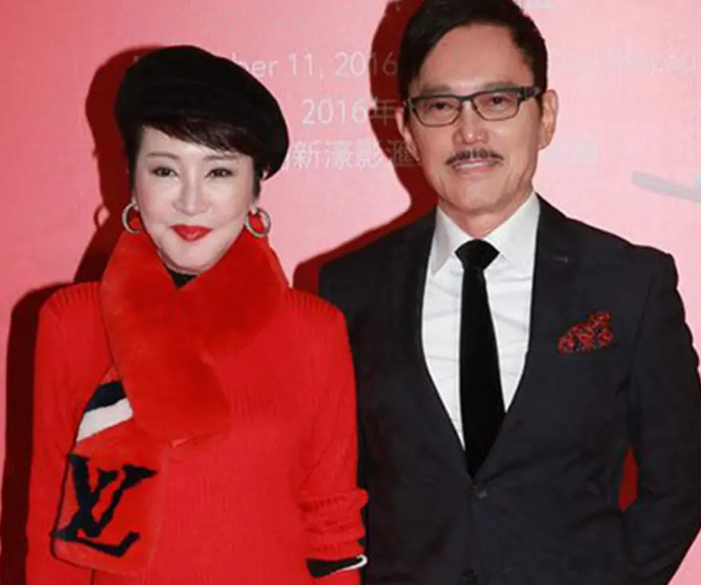 谢霆锋妈妈出门逛街，69岁穿一身粉红，与现任老