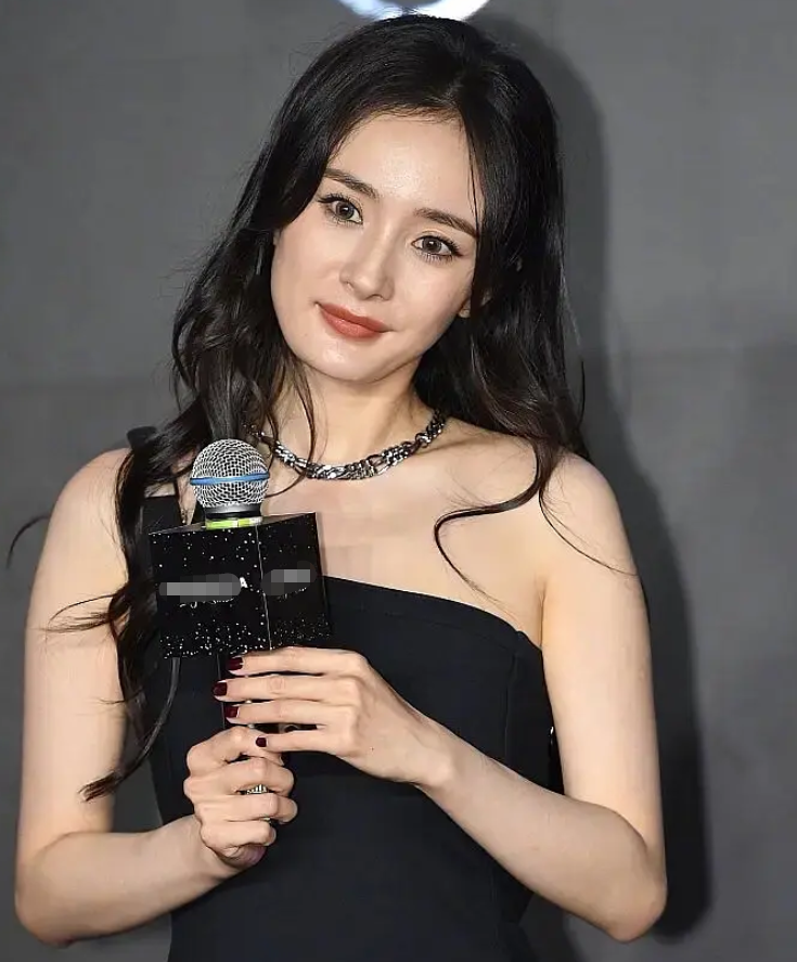 脸崩了？杨幂参加活动下巴变方眼皮松垮，与精