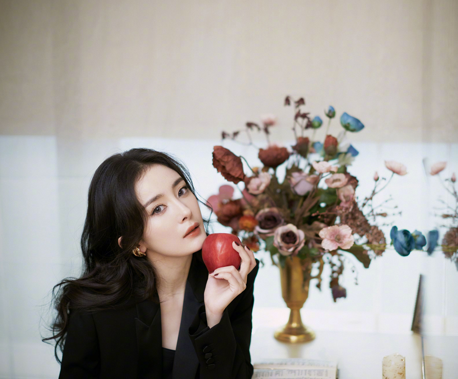 脸崩了？杨幂参加活动下巴变方眼皮松垮，与精