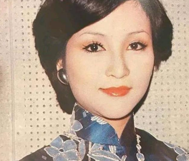 谢霆锋妈妈出门逛街，69岁穿一身粉红，与现任老